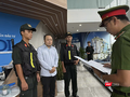 Cơ quan CSĐT Công an TP Đà Nẵng tống đạt quyết định khởi tố vụ án, khởi tố bị can và thực hiện lệnh bắt tạm giam đối với Nguyễn Quang Hoàng, Tổng giám đốc Công ty TNHH MTV Tư vấn đầu tư GFDI. Ảnh: CATP