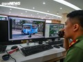 Cán bộ Trung tâm thông tin chỉ huy Công an TP Hà Nội phát hiện xe khách vi phạm thông qua hệ thống camera. Ảnh: VTC News.