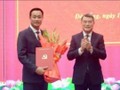 Trưởng Ban Tổ chức Trung ương Lê Minh Hưng trao quyết định và hoa chúc mừng tân Bí thư Thành uỷ Đà Nẵng Lê Ngọc Quang.
