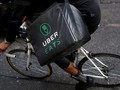 Nhân viên của dịch vụ UberEats đang đi giao hàng thực phẩm  (Ảnh: Business Insider)