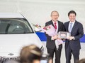 Ông Trần Bá Dương - Chủ tịch Thaco Trường Hải trao tặng chiếc Kia Optima cho HLV trưởng U23 Việt Nam