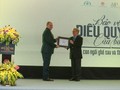 Ông Greig Craft - Chủ tịch Quỹ Phòng chống Thương Vong Châu Á trao giấy chứng nhận cho GM Việt Nam trong việc tham gia vào các hoạt động an toàn giao thông.