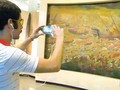 Du khách trải nghiệm ứng dụng thuyết minh tự động tại Bảo tàng Lịch sử Quốc gia. Ảnh: báo Đại biểu Nhân dân