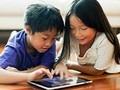 Không nên cho trẻ em tiếp xúc quá sớm với điện thoại thông minh và máy tính bảng. Ảnh: Tiền Phong