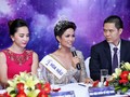 Hoa hậu H'Hen Niê (giữa) ủng hộ mạng xã hội theo hướng tích cực. Ảnh: báo Thanh Niên