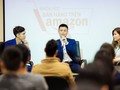 Ông Phạm Khánh (người cầm micro) trong một buổi tập huấn bán hàng qua Amazon cho các doanh nghiệp. Ảnh: Vietmoz