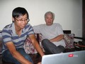 KTS Đinh Việt Phương giới thiệu công nghệ bảo tàng ảo với GS Nguyễn Văn Huy - nguyên giám đốc Bảo tàng Dân tộc học.