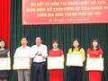 Phó Chủ tịch UBND TP Hà Nội Lê Hồng Sơn trao tặng Bằng khen của Chủ tịch UBND TP Hà Nội cho các tập thể. Ảnh: Thái San
