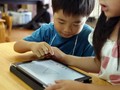Học sinh trường mẫu giáo Coby (Yoshikawa, Saitama, Nhật Bản) đang học vẽ trên một thiết bị công nghệ. Ảnh: AP.