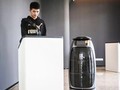 Khách tự làm thủ tục check-in với máy quét và robot đứng bên sẵn sàng trả lời câu hỏi. Ảnh: Radii China.
