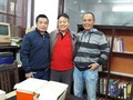 TS Nguyễn Chí Công (giữa) cùng các chuyên gia Nguyễn Ngọc Đức (bên trái) và Nguyễn Thành Nam (bên phải) chụp ảnh kỷ niệm cùng một số kỷ vật sưu tập. Ảnh: FB nhân vật