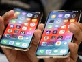 Giá bán smartphone cao cấp đang ngày càng leo thang. ẢNH: AFP