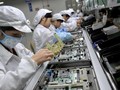 Công nhân đang lắp ráp các linh kiện điện tử tại nhà máy của Foxconn ở Trung Quốc. Ảnh: AFP.