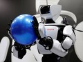 Robot T-HR3 của Toyota, nặng 75kg và cao 1,5m, đang cầm một quả bóng. Ảnh: Reuters.