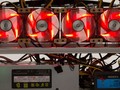 Các cánh quạt có màu đỏ được dùng để giảm nhiệt máy đào tiền ảo. ẢNH: BLOOMBERG