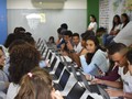 Học sinh Bahia sử dụng máy tính hoặc điện thoại để truy cập ứng dụng Geekie. Ảnh: Geekie