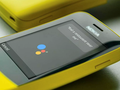 Google Assistant hoạt động trên Nokia 8110, model sử dụng KaiOS. ẢNH: KAIOS