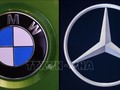 Logo của hai tập đoàn ô tô Đức BMW và Mercedes Daimler. Ảnh: AFP/TTXVN