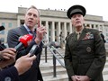 Quyền bộ trưởng quốc phòng Mỹ Patrick Shanahan cùng với tướng Joseph Dunford (phải) bên ngoài trụ sở Lầu Năm Góc - Ảnh: REUTERS