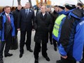 Tổng thống Nga Vladimir Putin (giữa) đến thị sát công trường xây dựng cầu nối qua Eo biển Kerch năm 2018. Ảnh: AP