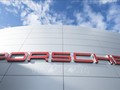 Biểu tượng Porsche tại trụ sở của công ty này ở Stuttgart, Đức. Ảnh: AFP/TTXVN