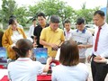 Đầu giờ sáng, đã có đông khách hàng đến đăng ký lái thử xe VinFast Fadil và nghe tư vấn mua xe