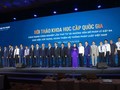 Thủ tướng Nguyễn Xuân Phúc và Phó Chủ tịch Quốc hội Uông Chu Lưu chụp ảnh kỷ niệm với các đại biểu tại hội thảo. Ảnh: báo Pháp luật Việt Nam
