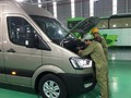 Các công nhân Thaco đang kiểm tra kỹ thuật xe  buýt nhỏ Ảnh: Tuấn Nguyễn