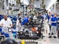 Dây chuyền lắp ráp xe điện e-Golf trong nhà máy Volkswagen ở Wolfsburg, Đức. Ảnh: Bloomberg