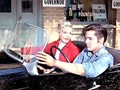 Elvis Presley và bạn diễn Lizabeth Scott trên chiếc xe đặc biệt trong bộ phim.
