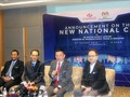 Bộ trưởng Thương mại quốc tế và Công nghiệp Malaysia Darell Leiking (thứ hai, từ phải sang) công bố dự án thứ ba về phát triển xe hơi quốc gia của Malaysia.