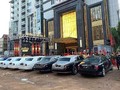 Những chiếc xe siêu sang Rolls-Royce đổ bộ trước casino ở Campuchia.