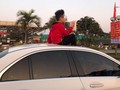 Em bé ngồi trên cửa sổ trời ô tô khiến nhiều người thảng thốt. (Ảnh: Thế giới trẻ)