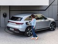 Một mẫu xe của Mercedes đang sạc điện