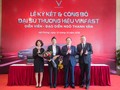 Diễn viên, đạo diễn Ngô Thanh Vân chụp hình cùng ban lãnh đạo VinFast sau lễ ký kết và công bố đại sứ thương hiệu VinFast.