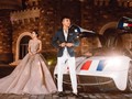 Minh Nhựa và vợ đứng trước chiếc Pagani Huayra