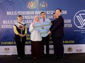 Phó thủ tướng Malaysia trao chứng nhận cho ông Trần Lê Phương – Phó Tổng giám đốc VinFast.