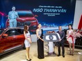 Phó Tổng Giám đốc Tập đoàn VinGroup, ông Võ Quang Huệ bàn giao chiếc VinFast Lux SA2.0 cho Ngô Thanh Vân
