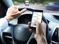Sử dụng điện thoại di động khi đang lái xe là hành vi bị cấm. Ảnh: 123RF
