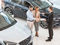 Khách hàng ký hợp đồng mua ôtô mới tại một đại lý ở Mỹ. Ảnh: Motor1