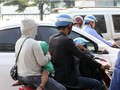 Bàn lùi mua ô tô, nhiều gia đình vẫn lựa chọn phương tiện xe máy để di chuyển dù đi đường dài