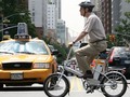 Một người đi xe đạp điện tại New York, Mỹ. Ảnh: Mark Lennihan
