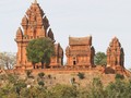 Tại sao các nhà khảo cổ học không "đặt hàng" với chuyên gia công nghệ vật liệu để tìm lời giải cho công nghệ xây dựng tháp Chăm. Ảnh: Wikipedia