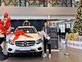 Thủ môn Bùi Tiến Dũng bên chiếc xe được tặng trước thềm Noel