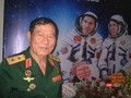 Trung tướng Phạm Tuân bên tấm ảnh lớn chụp kỷ niệm cùng phi công vũ trụ Gorbatko trước chuyến du hành vũ trụ cách đây 40 năm