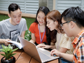 Thông qua môi trường Internet, sinh viên sẽ không mấy khó khăn để tiếp cận các đề tài mới. Ảnh: Người Lao Động