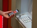 Dịch vụ ngân hàng trên điện thoại thông minh đang dần thay thế việc rút tiền ATM
