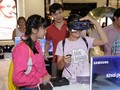 Các bạn trẻ trải nghiệm kính thực tế ảo Gear VR của Samsung