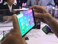 Máy tính bảng có thể gập đôi của Lenovo đang được giới thiệu tại sự kiện Tech World của hãng