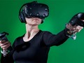 Thiết bị HTC Vive hiện đang được bán ở Việt Nam với giá khoảng 40 triệu đồng (ảnh: YouTube)